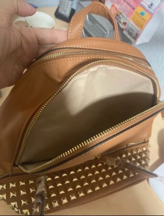 Bolso Mochila Casual Marrón con Tachuelas Doradas