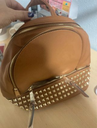 Bolso Mochila Casual Marrón con Tachuelas Doradas