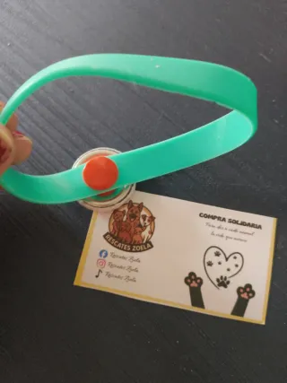 Pulsera verde con pin de perros