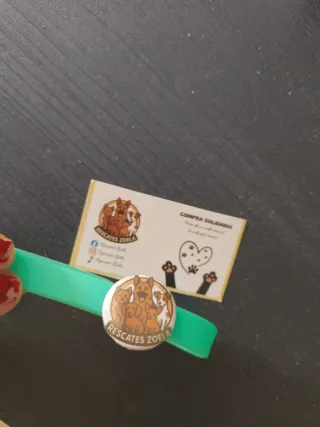 Pulsera verde con pin de perros