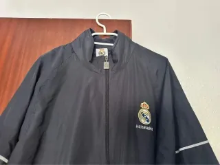 Chaqueta cortavientos del Real Madrid.