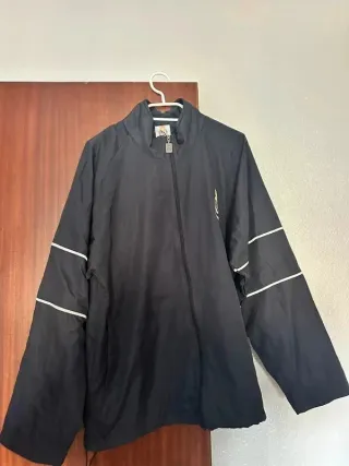 Chaqueta cortavientos del Real Madrid.