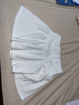Falda blanca con vuelo