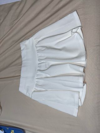 Falda blanca con vuelo