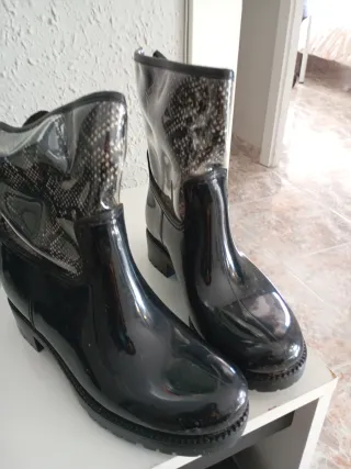 Botas de agua negras con estampado