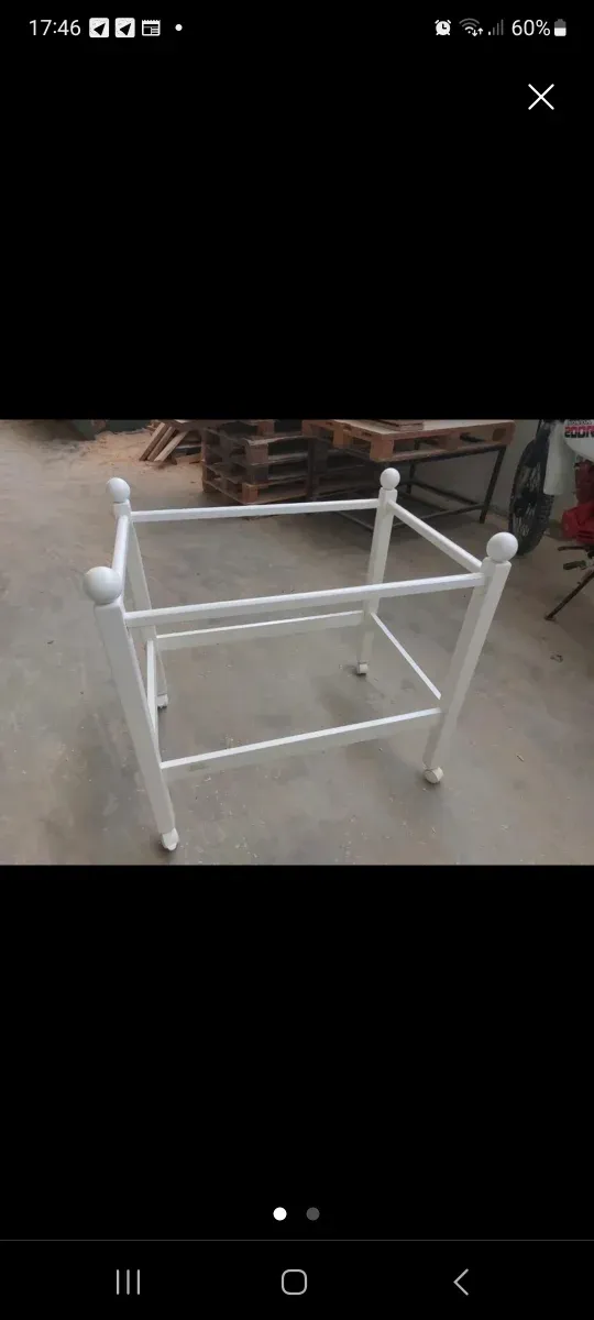 Estructura de minicuna blanca