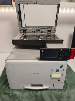 Equipo de oficina Ricoh Aficio MP C305 SPF