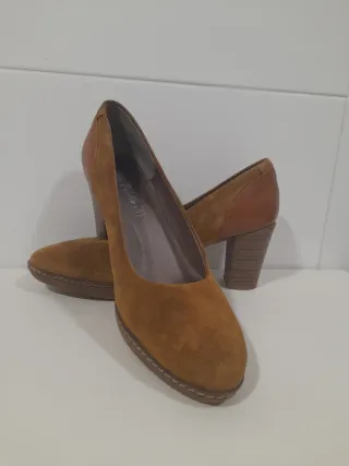 Zapatos de ante marrón tacón 39.