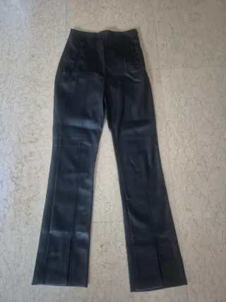 Pantalón cuero sintético forrado