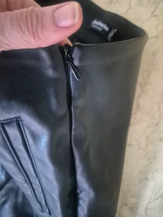 Pantalón cuero sintético forrado