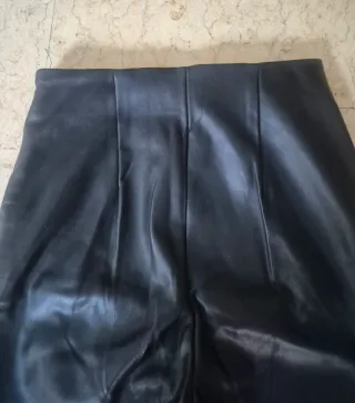 Pantalón cuero sintético forrado