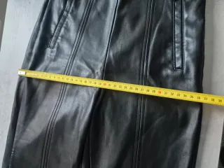 Pantalón cuero sintético forrado