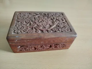 Caja de madera tallada con flores