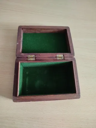 Caja de madera tallada con flores