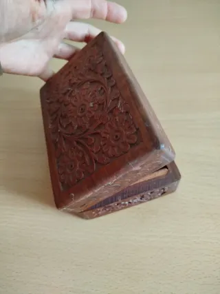 Caja de madera tallada con flores