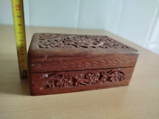 Caja de madera tallada con flores
