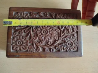 Caja de madera tallada con flores