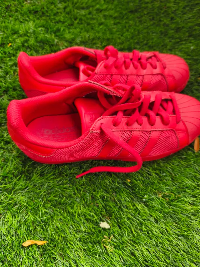 Adidas super star color rojo unisex talla 42