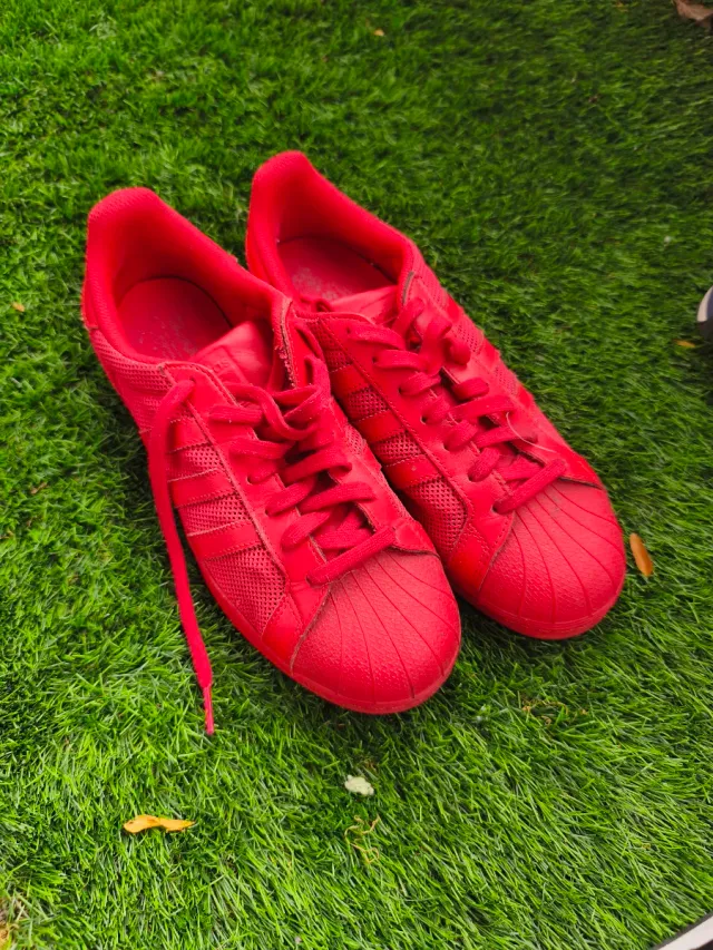 Adidas super star color rojo unisex talla 42