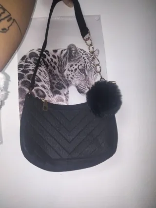 Bolso de hombro negro con pompón