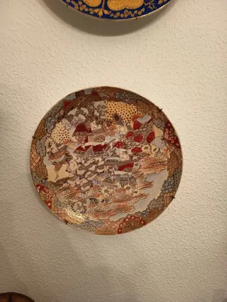 Piatti Antichi in Ceramica e Porcellana