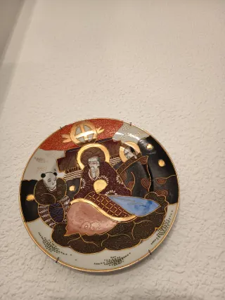 Piatti Antichi in Ceramica e Porcellana