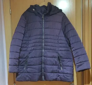 Cazadora acolchada color berenjena con capucha des