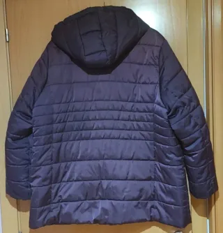 Cazadora acolchada color berenjena con capucha des