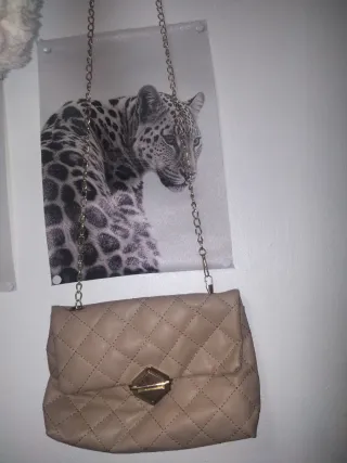 Bolso de hombro acolchado beige