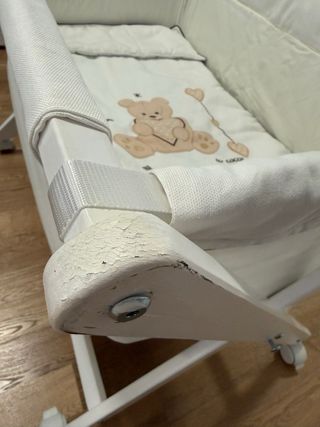 Minicuna bebé con osito y corazones