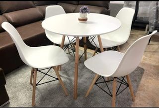 Mesa redonda blanca con 4 sillas