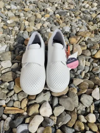 Zuecos sanitarios blancos