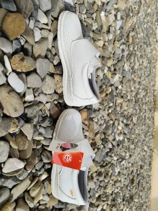 Zuecos sanitarios blancos