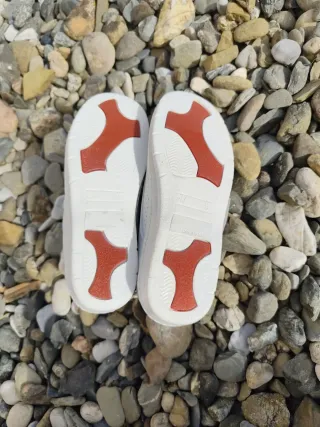 Zuecos sanitarios blancos