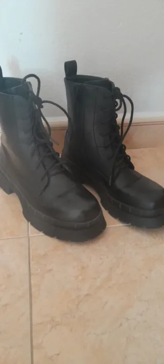 Botas militares negras con cordones