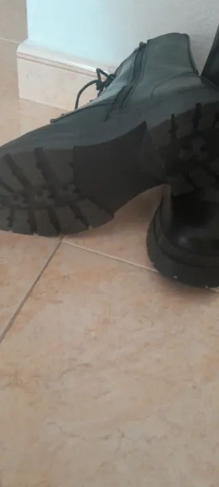 Botas militares negras con cordones