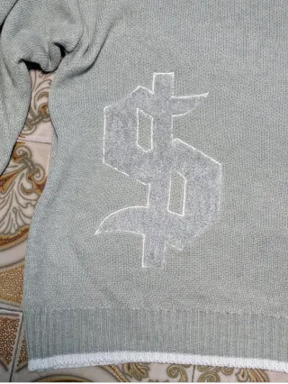 Sudadera gris con símbolo de dólar