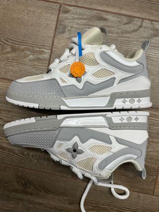 scarpe bianche e grigie