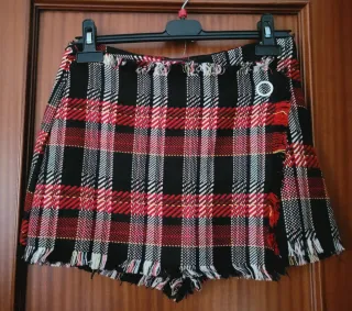 FALDA/PANTALÓN A CUADROS ROJOS.