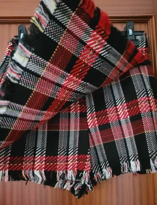 FALDA/PANTALÓN A CUADROS ROJOS.