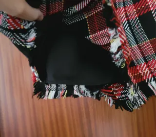 FALDA/PANTALÓN A CUADROS ROJOS.