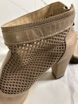 Stivaletti Nero Giardini traforati beige