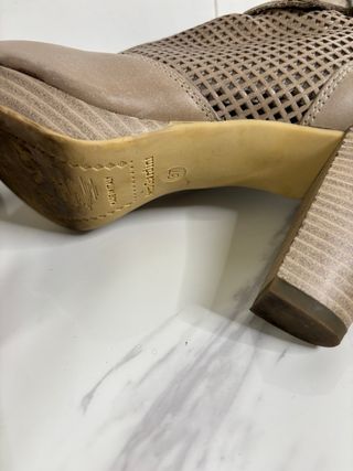 Stivaletti Nero Giardini traforati beige