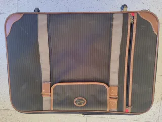 Maleta de viaje negra y marrón