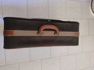 Maleta de viaje negra y marrón