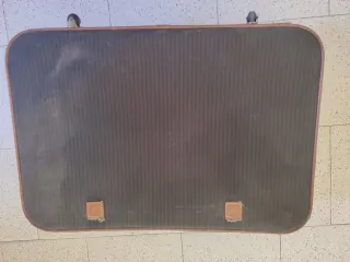 Maleta de viaje negra y marrón