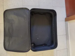 Maleta de viaje negra y marrón