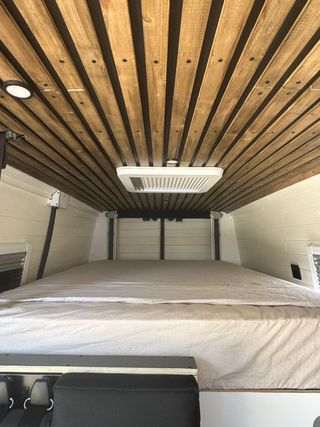 Alquiler furgoneta camper Volkswagen Crafter