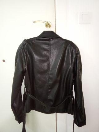 Cazadora efecto piel Zara negra