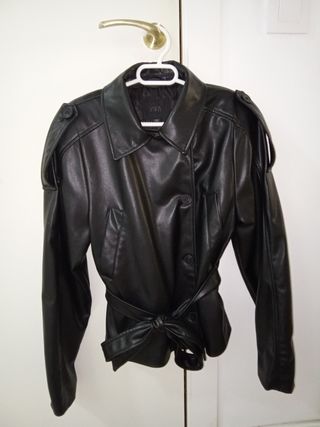 Cazadora efecto piel Zara negra